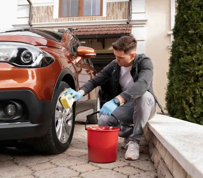 Lavage auto à domicile Les Hôpitaux-Vieux : professionnel intervenant sur un véhicule